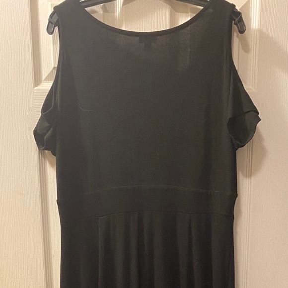 Long black cold-shoulder dress - Picture 3 of 4